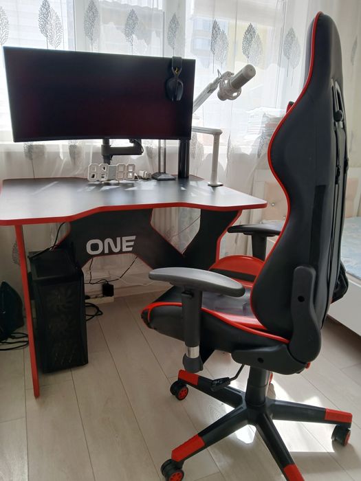 Продам компьютерный стол с полками