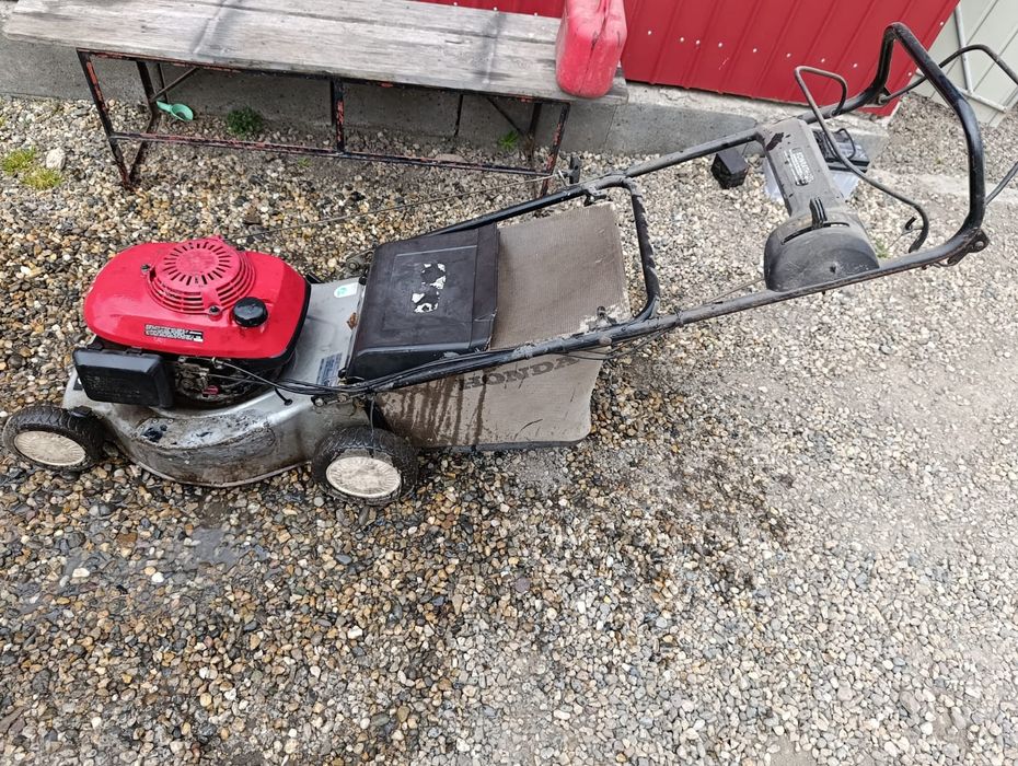 Masina de tuns iarba pe benzina