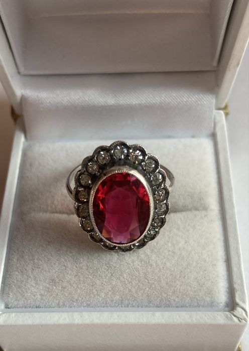 Inel din argint in forma de floare cu pietre