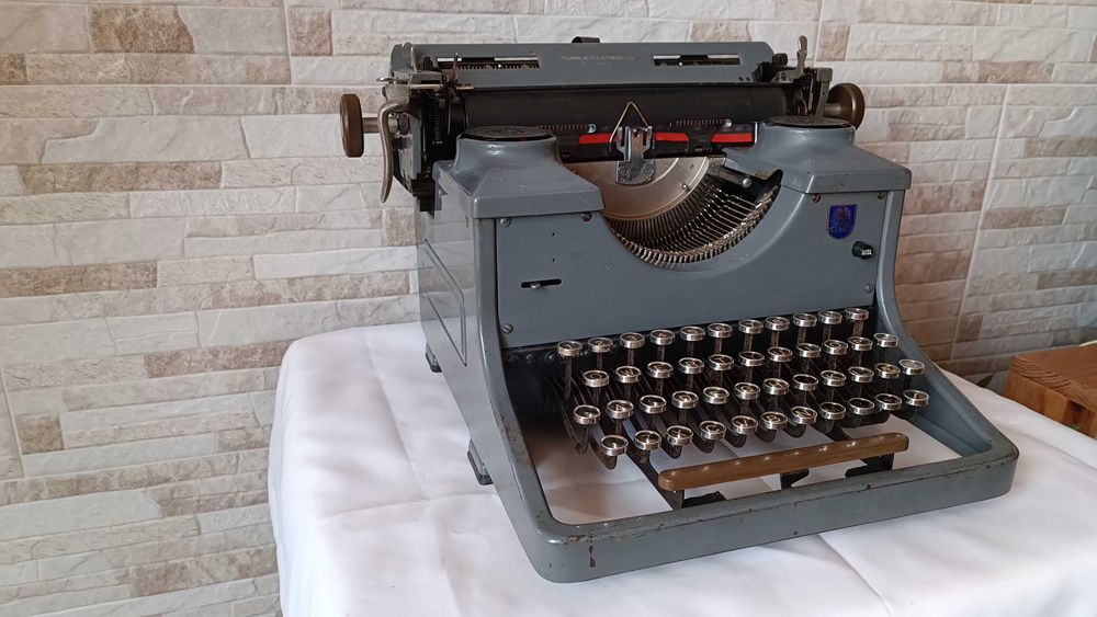 Стара пишеща машина TRIUMPH STANDART 12 - Made in Germany - 1940 год.