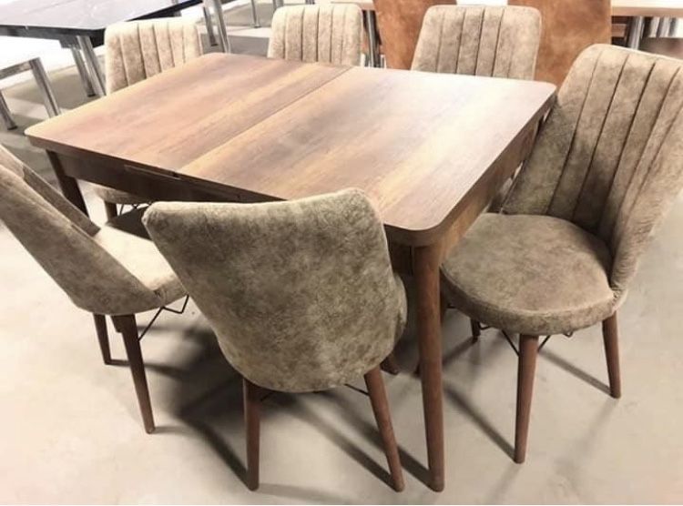 Трапвзна маса комплект със столове