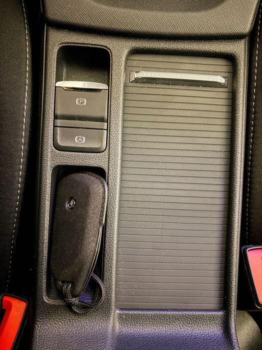 Skoda Octavia 4 - Поставка за телефон тип cupholder