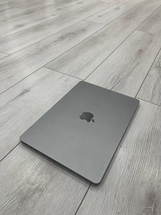 MacBook Air (M2, 2022)