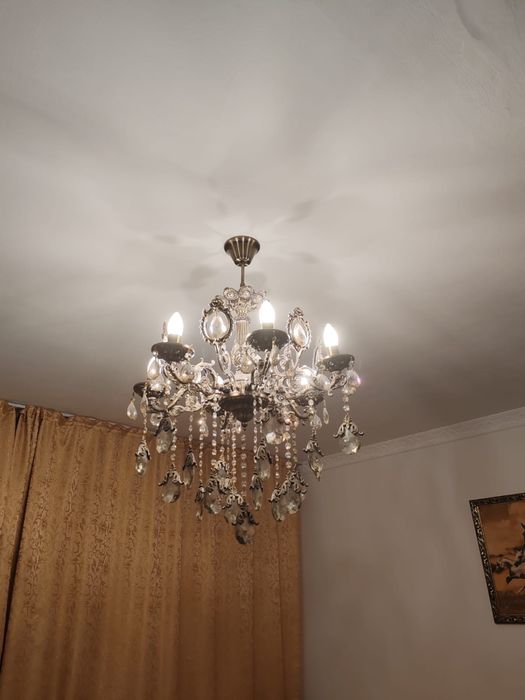Люстра очень красивая в гостинную, кухню студию. Классика.
