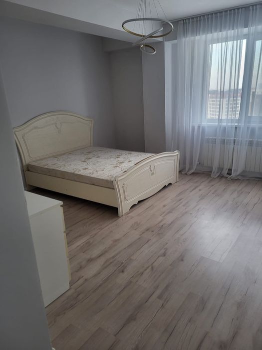 Продам 2-спальную кровать с матрасом