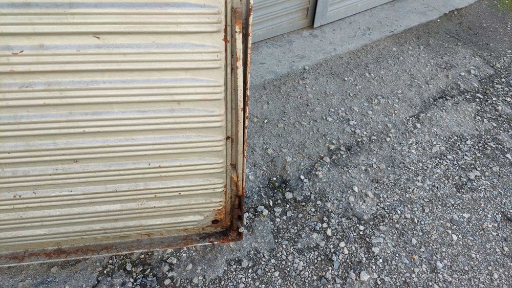 ПРОДАВАМ МАСИВНИ ЖЕЛЕЗНИ ГАРАЖНИ ВРАТИ В МНОГО ДОБРО СЪСТОЯНИЕ