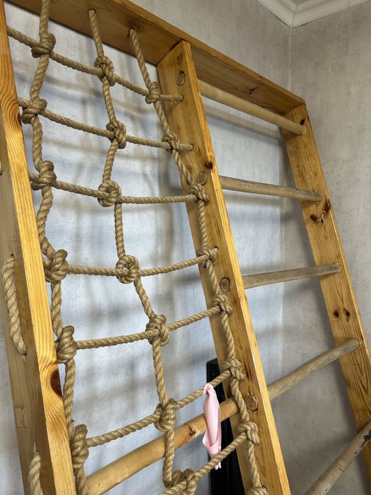 Деревянная шведская лестница