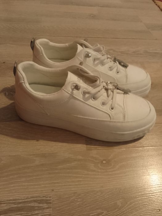 Продаю женские кросовки.