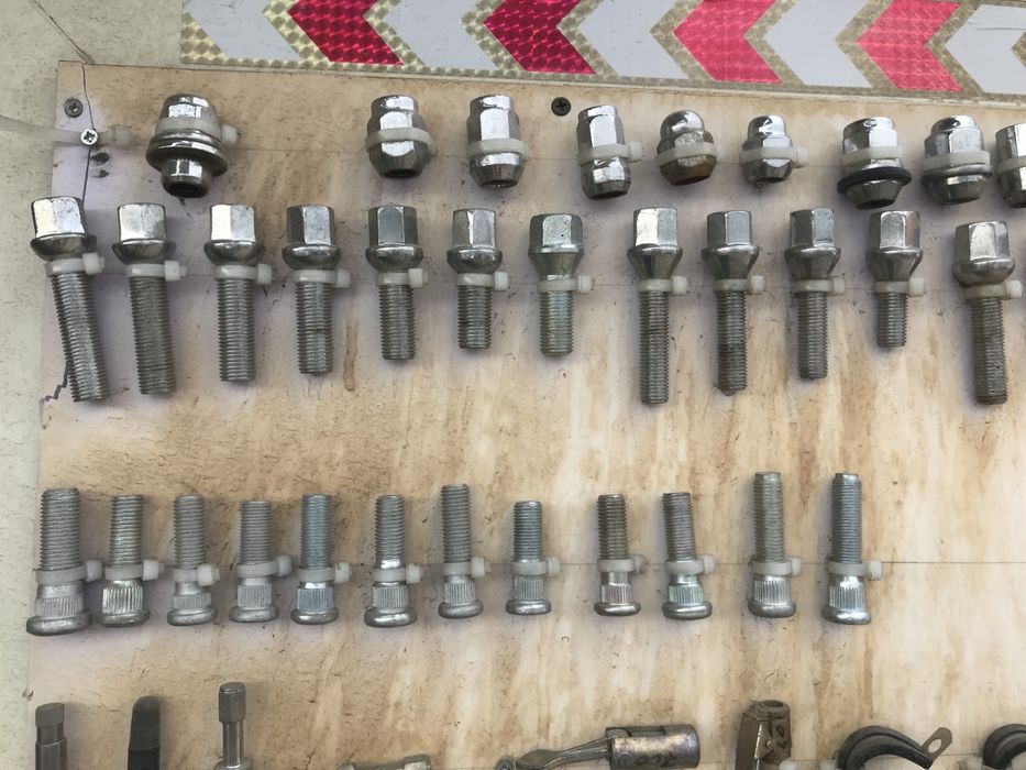 Болты колесные для машин