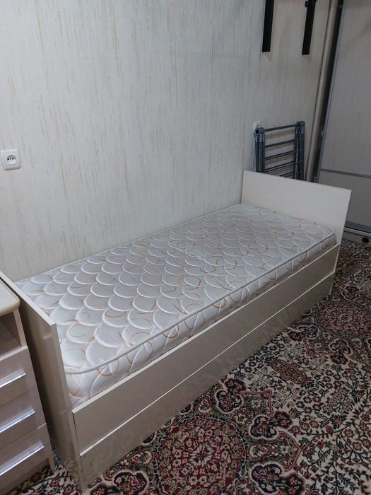 Кровать и письменный стол