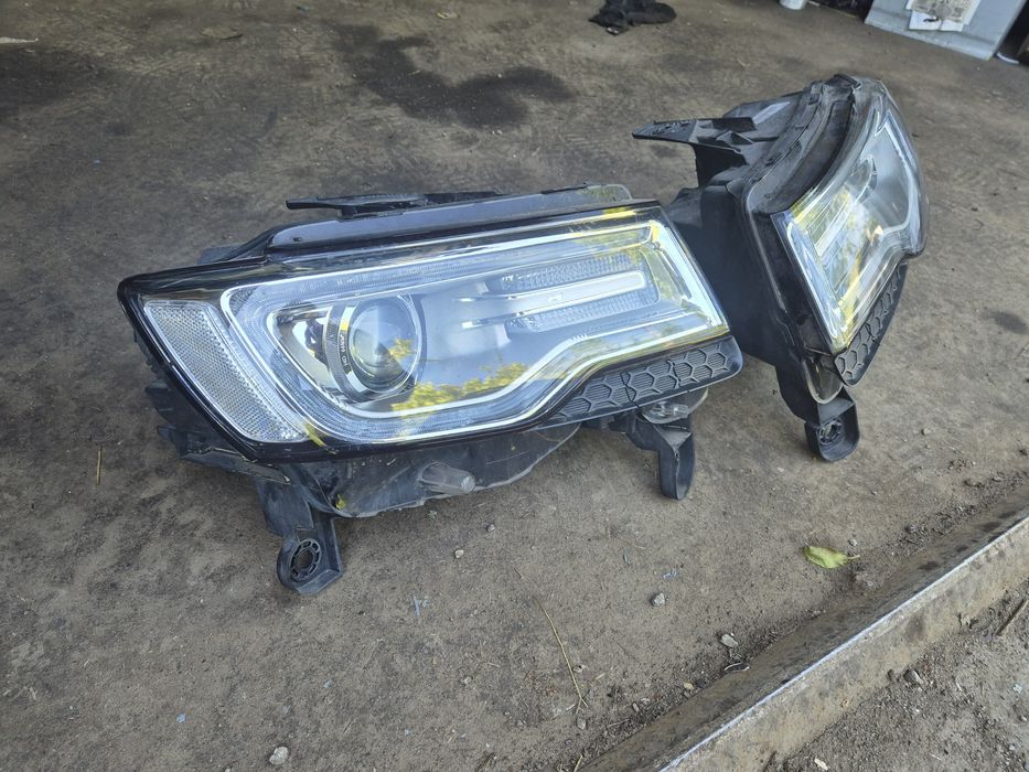 Оригинални фарове за Jeep Grand Cherokee WK2