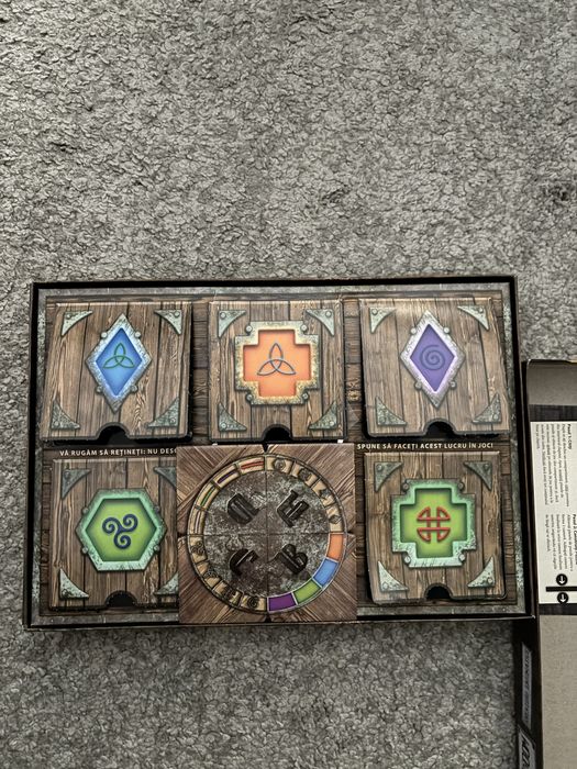 Joc de societate Escape Room 14+ Baronul, Vrajitoarea si Hotul