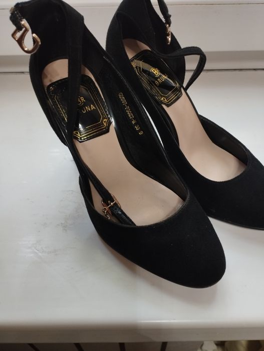 Qora ayollar tuflisi