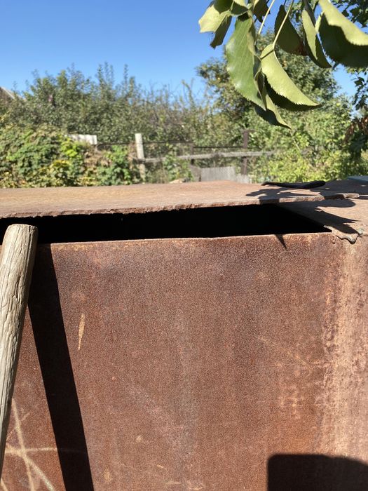 Металический бак для корм