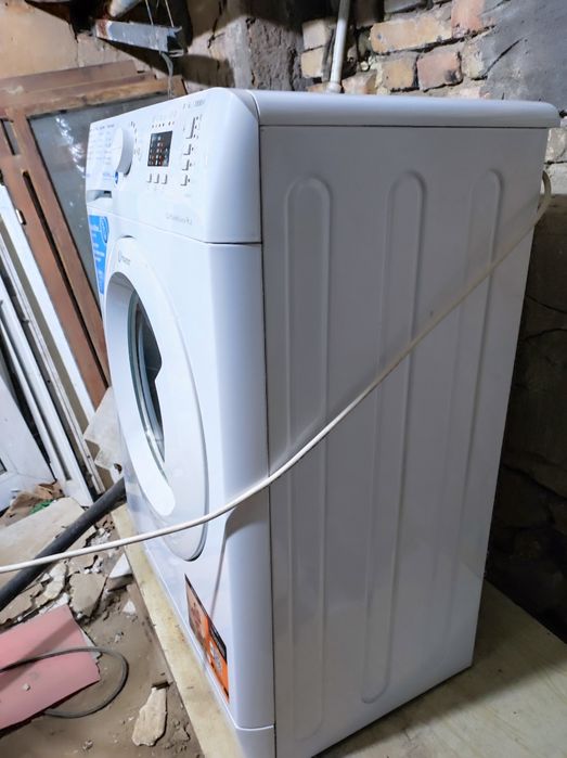 Продам стиральную машину Indesit на 6 кг.