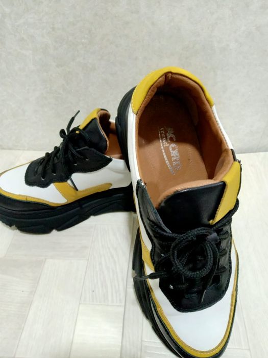 Женские кожаные кроссовки