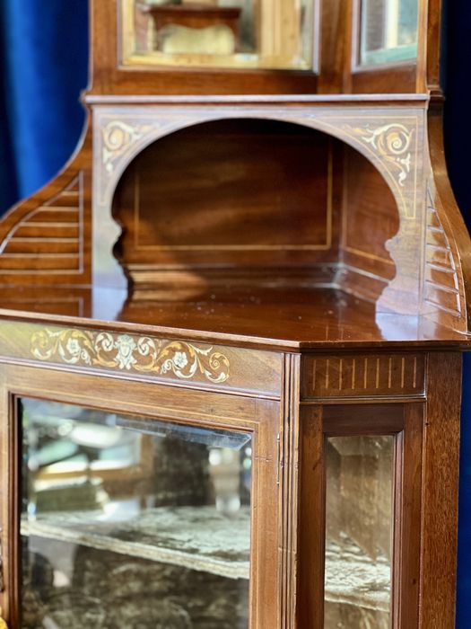 Colțar vitrină din lemn masiv, piesă de mobilier de epocă, datând din secolul XIX