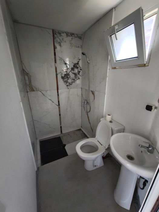 Имот + 3 къщи в село ВАРВАРА