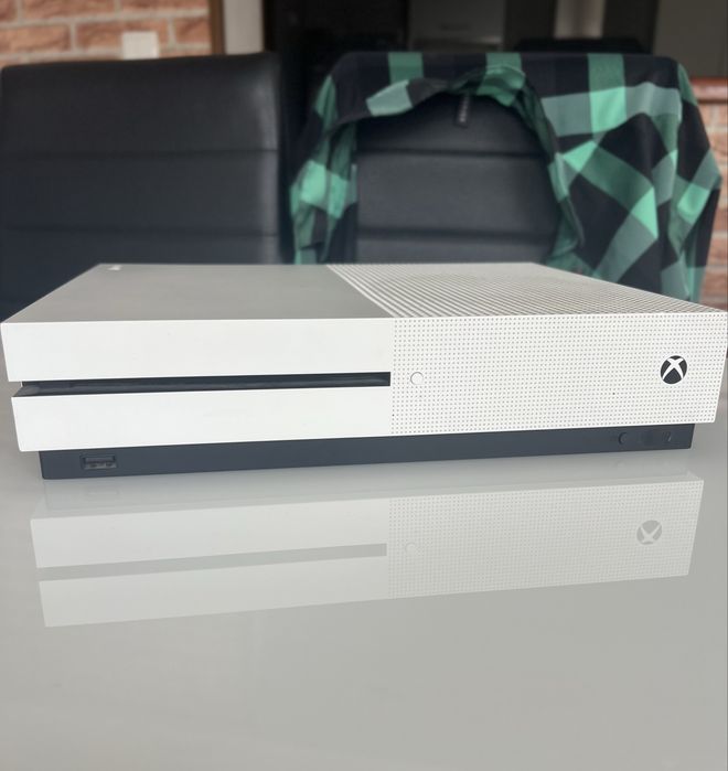 Vând Xbox One S , controler inclus , plus 9 jocuri