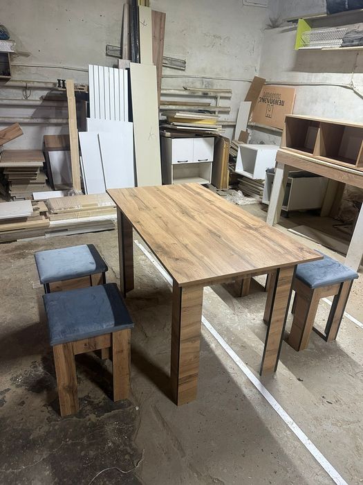 Стол со стульями