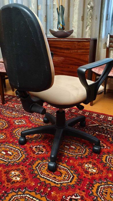 Оффисные стулья с подлокотниками