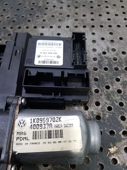 Motoras macara dreapta fata vw golf 5 1k 1k0959792g 1k0959702k 400937a