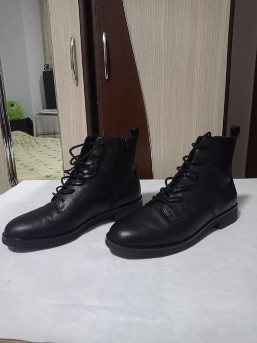Ghete Dama,Clarks, Piele.Noi.Marime 35,5.Pret 300 de lei.