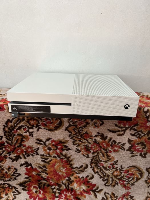 Vând Pachet Xbox One S 500GB + Controller + 15 Jocuri