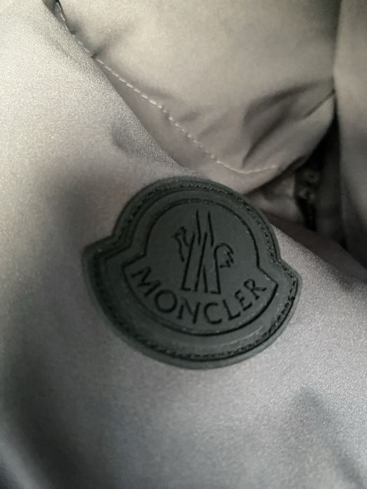 Безрукавка на пуху от МОНКЛЛЕР