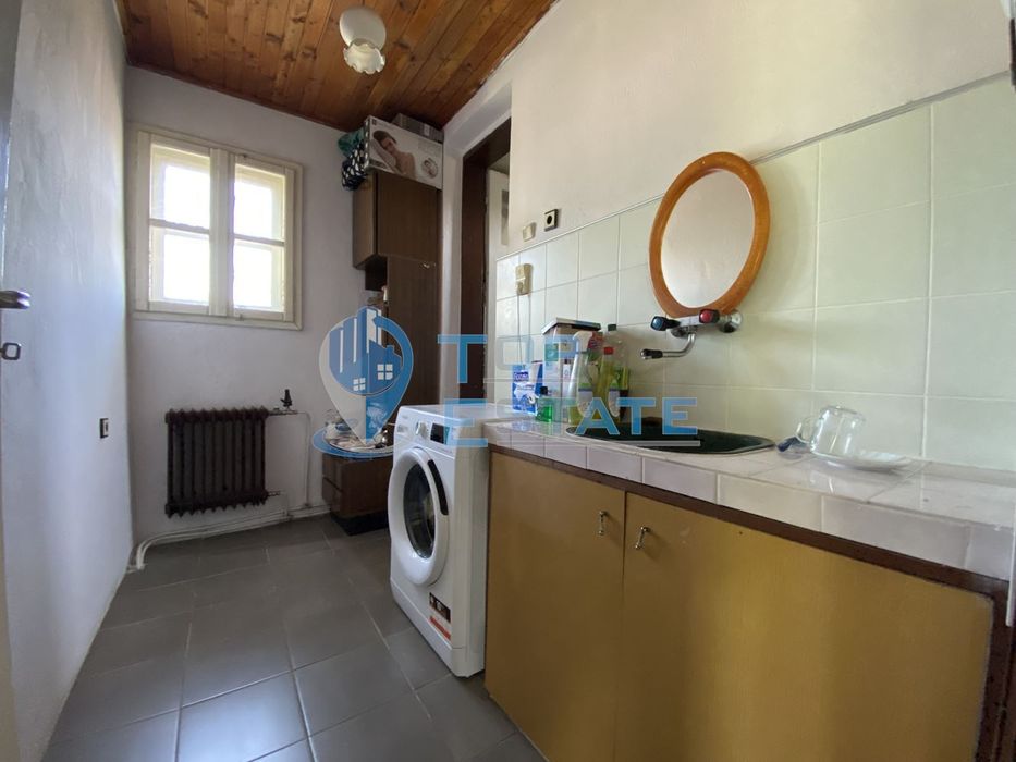 Двуетажна тухлена къща и автосервиз в с. Самоводене, област Велико Тъ