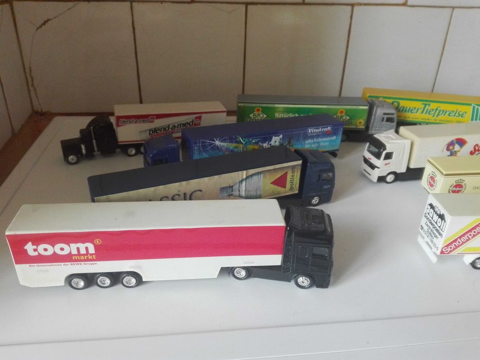 Рекламни камиончета , автомат и метални колички.