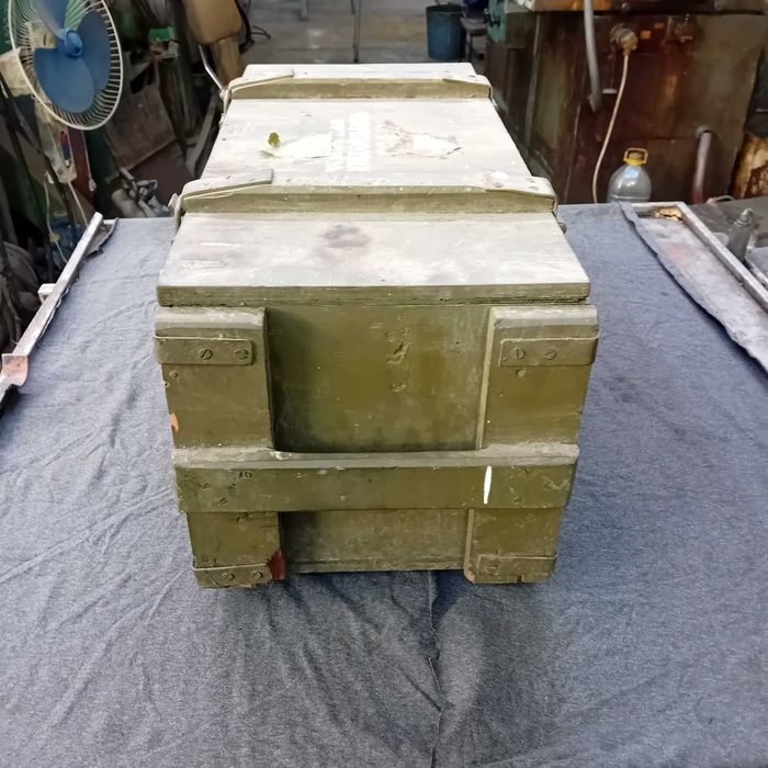 Дървен сандък, здрав.