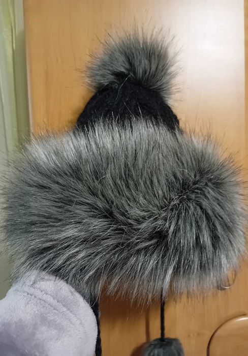 Зимна дамска шапка с изкуствен пух