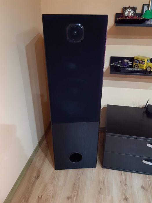 Boxe hi fi pe 8 ohmi 200wati, cu difuzoare beyma  cu diametru de 12 inch, versatile 12g40 beyma ,înălțime 1, 25 m,adâncime 40 cm,38 lățime.