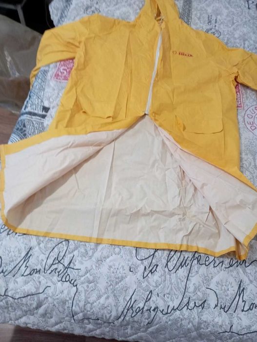 Чисто нов дъждобран