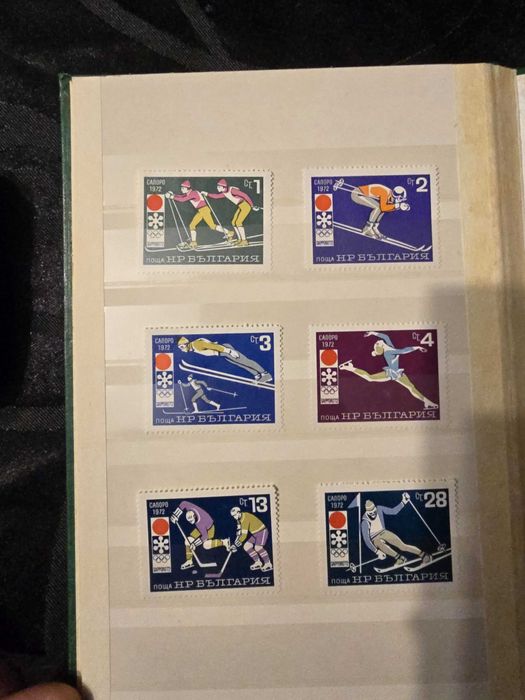 Продавам пощенски марки, спортна тематика. Два албумаа