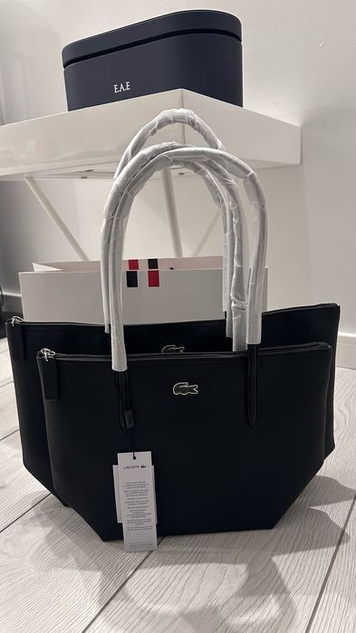 Продают сумки бренд Lacoste очень хорошие, удобные.