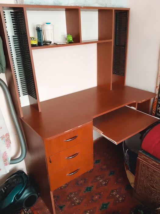 Кампютерный стол бу в хорошо состояние