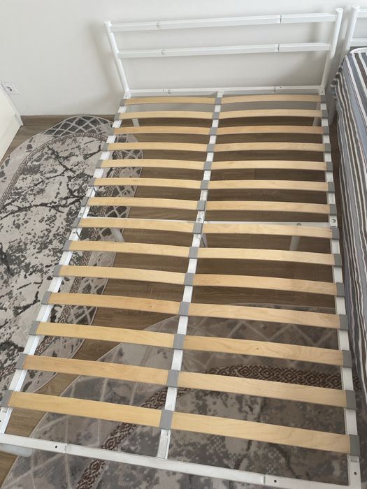 Кровать односпальная с матрасом