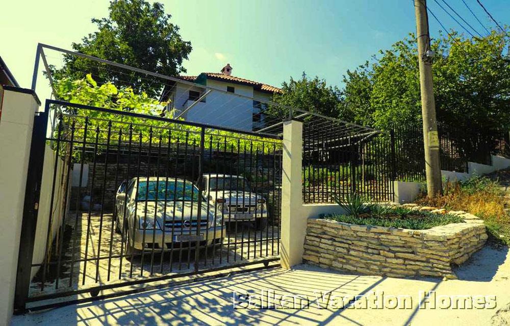 Красива къща във вилната зона южно от Балчик