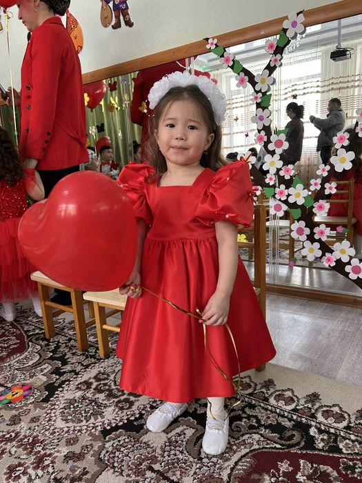 Продам для девочки платья и туфли