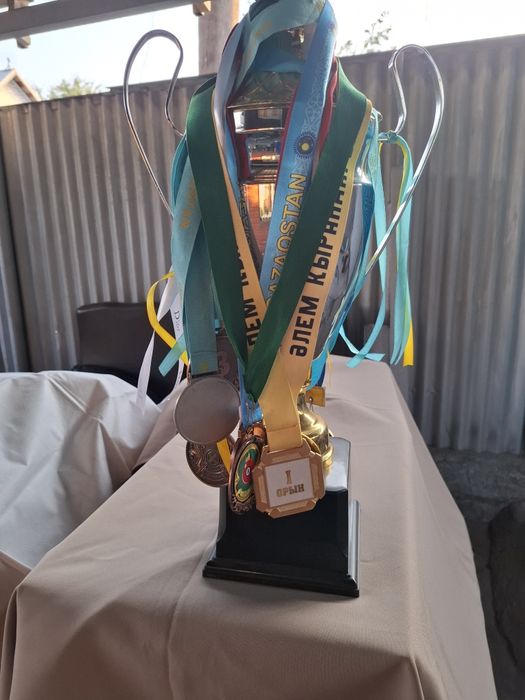 Продам кубки с медалями