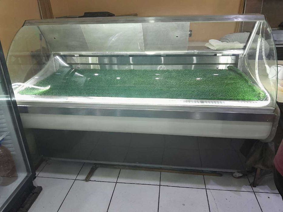 Vitrina srochno xolodilnik sotiladi