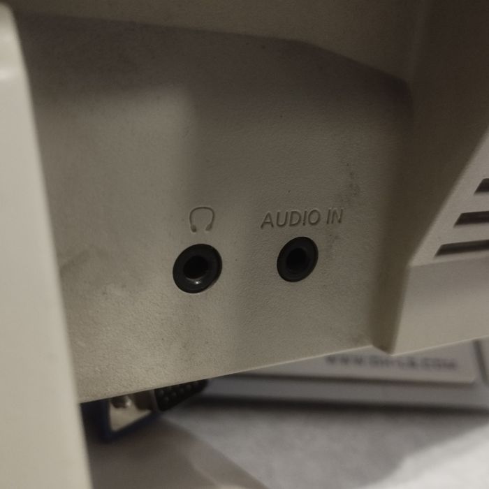 Монитор Samsung 17 дюймов с колонкой