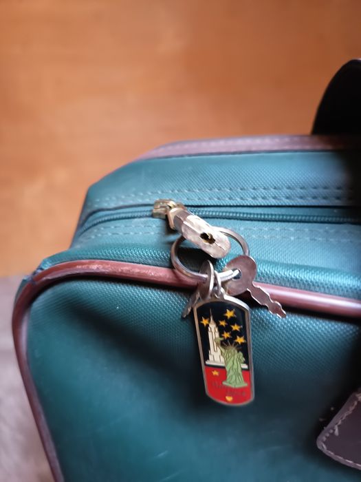 Продава марков куфар добро състояние