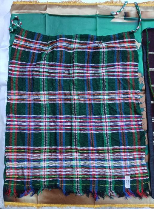 Носия народна престилка