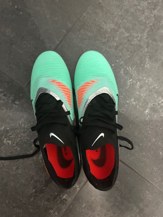 vând ghete de fotbal