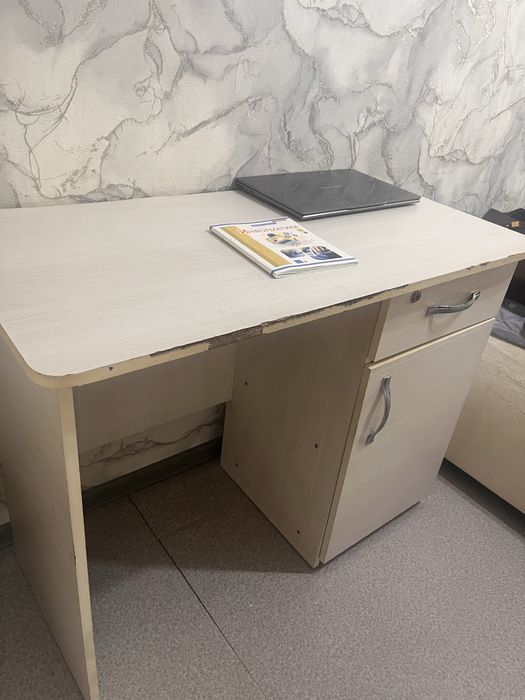 Продам стол книжный