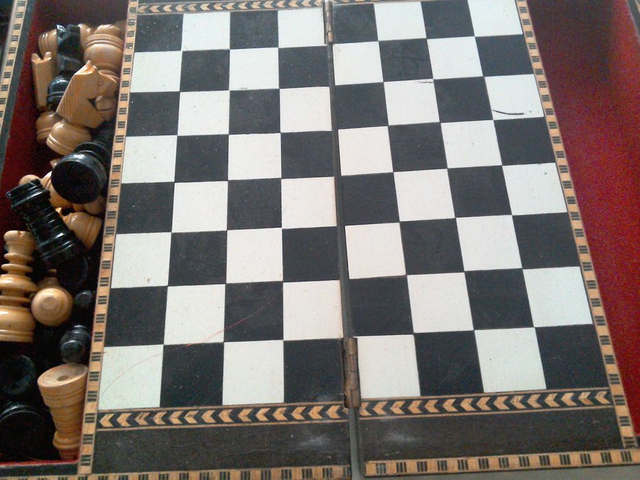 Joc șah cu toate piesele, casetă intarsii, furnir lemn exotic