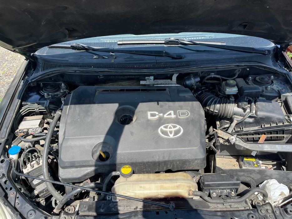 Dezmembrez Toyota Avensis T25 facelift 2.0 diesel 2007